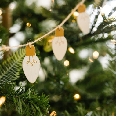 Click here to see Adams&Co 71160 71160 38x3x.25 wood garland (CHRISTMAS LIGHTS) white, brown Feeling Frosty Collection