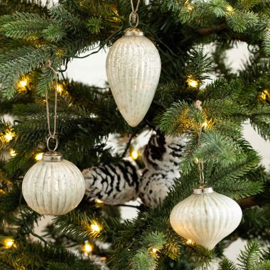 Click here to see Adams&Co 71319 71319 3x3x3 glass ornaments s/3, silver  Sundara Collection
